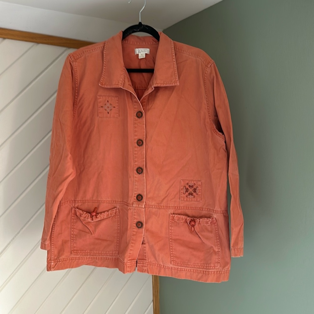 Super cute like new woman’s lightweight button up jacket! Size X-Large